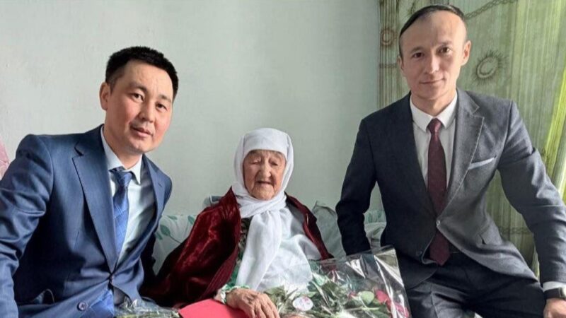 Аудандағы 95 жастағы әжені құттықтады