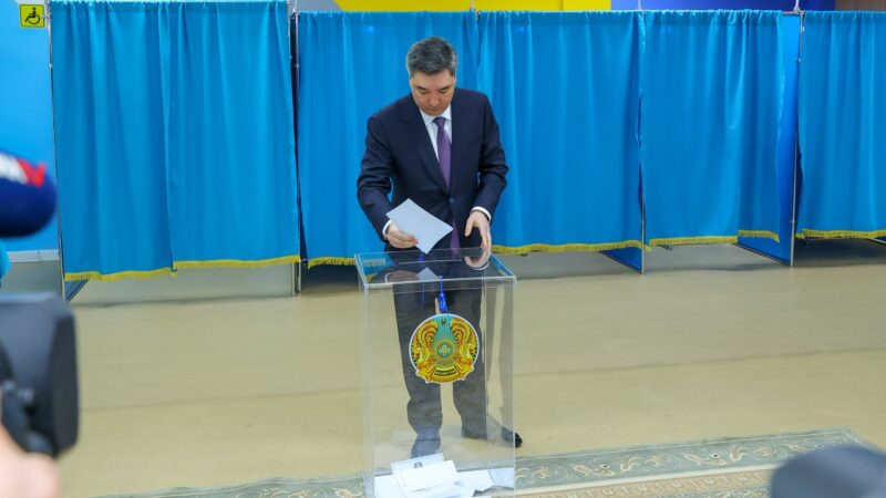 Премьер-Министр Олжас Бектенов ҚР жаңа Конституциясын қабылдау жөніндегі референдумда дауыс берді