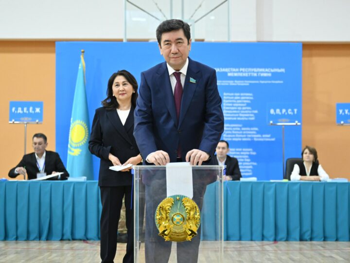 Мәжіліс төрағасы да таң бозынан келіп, дауыс берді