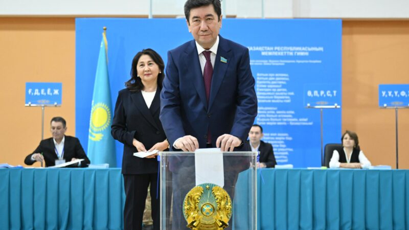 Мәжіліс төрағасы да таң бозынан келіп, дауыс берді