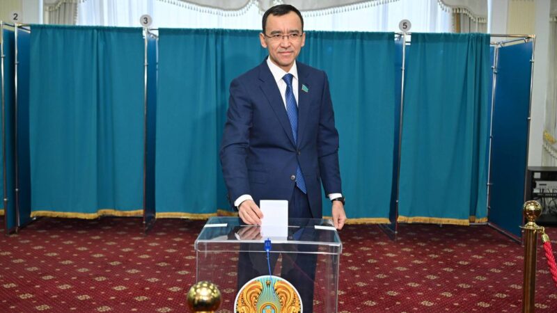 Сенат Төрағасы Мәулен Әшімбаев жаңа Конституцияға байланысты республикалық референдумда дауыс берді