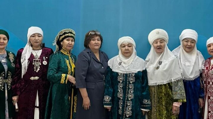 Ұлттық киімдегі әжелер референдум учаскесіне тобымен келді