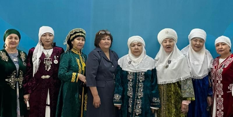 Ұлттық киімдегі әжелер референдум учаскесіне тобымен келді