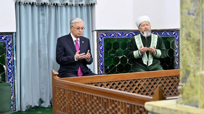 Президент Қасым-Жомарт Тоқаев Қожа Ахмет Ясауи кесенесіне зиярат етті