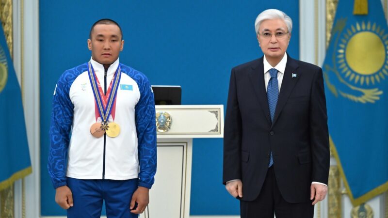 Мемлекет басшысы ХІV Қысқы Паралимпиада ойындарының чемпионы Ербол Хамитовты марапаттады