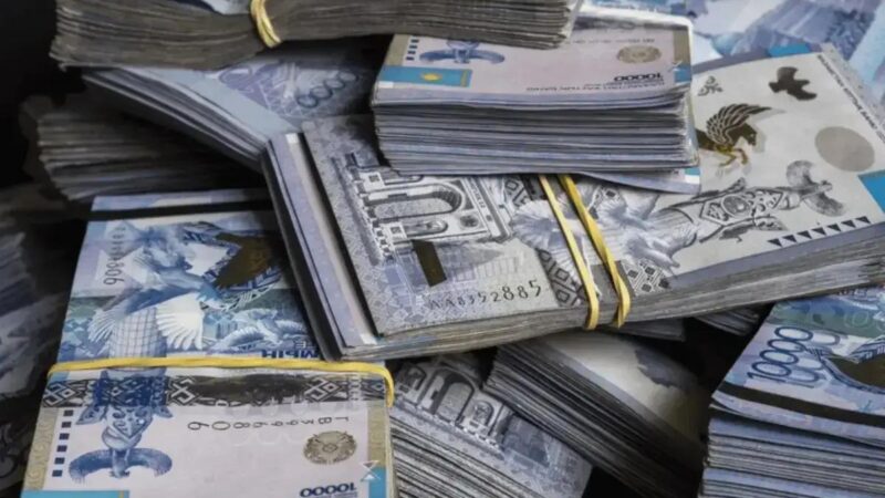 Ұлытау облысында адвокат лауазымды қызметкерлерге пара беремін деп клиентінен 31 млн теңге алған