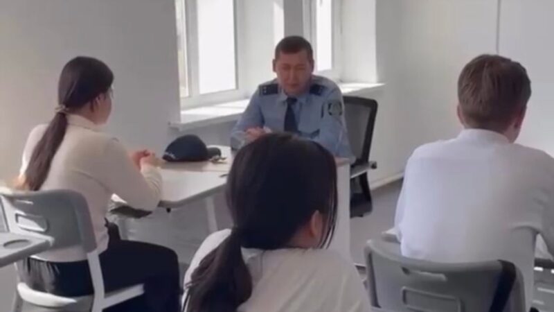 «Құқықтық мәдениет – жастар тәрбиесінің негізі» тақырыбында  кездесу өтт