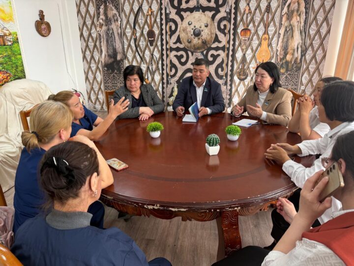 Депутат мектеп ұжымымен жүздесті