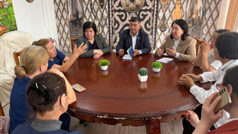 Депутат мектеп ұжымымен жүздесті