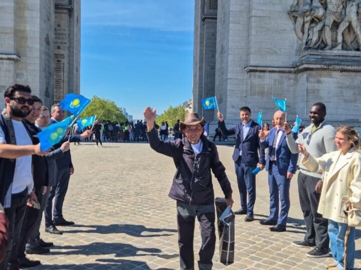 Ұлытаулық 77 жастағы зейнеткер Парижге жаяу барды