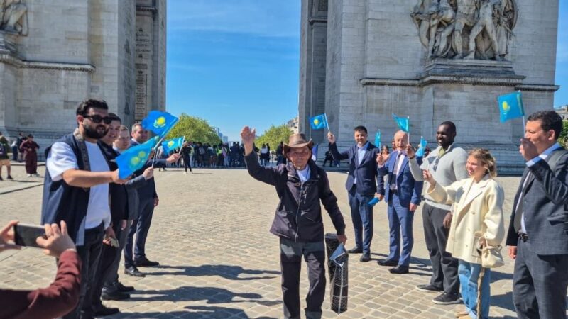 Ұлытаулық 77 жастағы зейнеткер Парижге жаяу барды