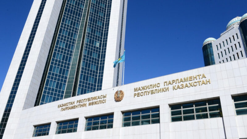 Мәжіліс төрағасы Парламент Палаталарының бірлескен отырысын шақыру туралы Өкімге қол қойды