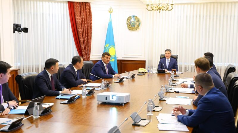 Олжас Бектенов көлік саласын дамыту мәселелері бойынша кеңес өткізді