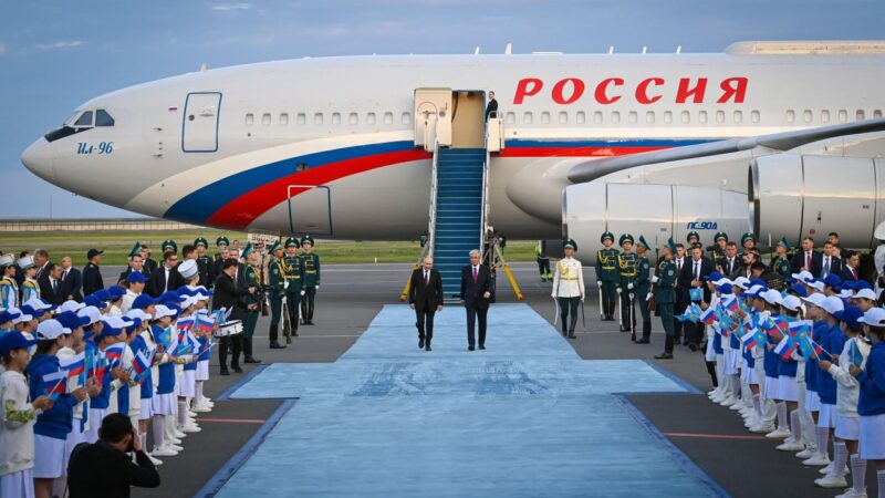 Президент Қасым-Жомарт Тоқаев мәртебелі мейманды елорда әуежайында қарсы алды