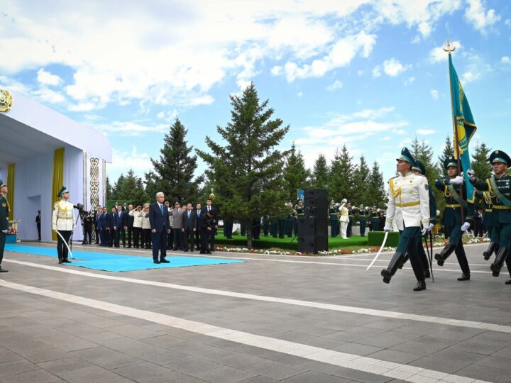 Президент Мемлекеттік ту көтеру рәсіміне қатысты