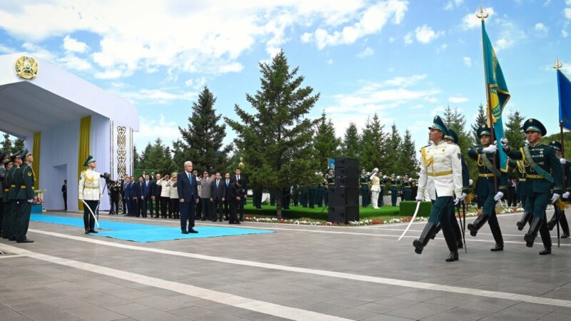 Президент Мемлекеттік ту көтеру рәсіміне қатысты