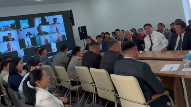 Мемлекеттік қызметшілермен кездесті
