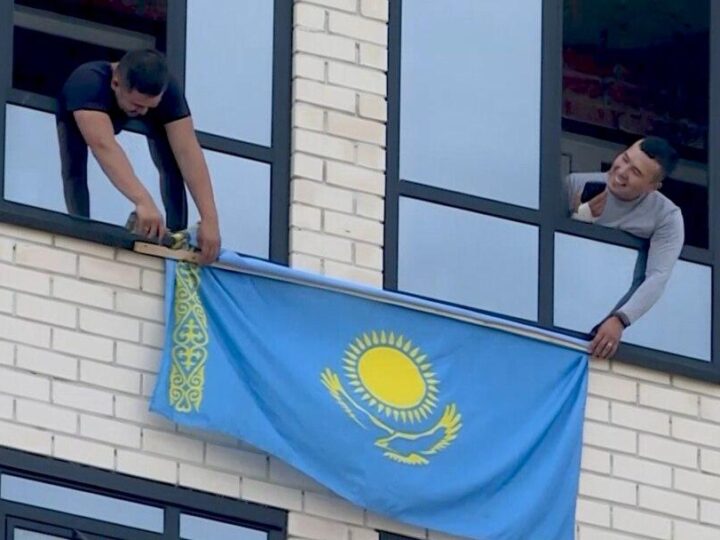 Көк туды үйдің қылтимасына ілуге болады