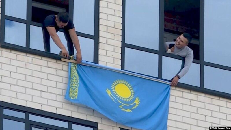 Көк туды үйдің қылтимасына ілуге болады
