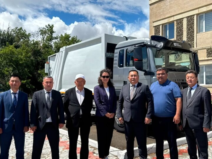 Ауданға арнайы техника мен еуроконтейнерлер табысталды