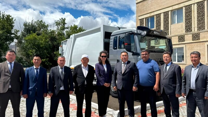 Ауданға арнайы техника мен еуроконтейнерлер табысталды