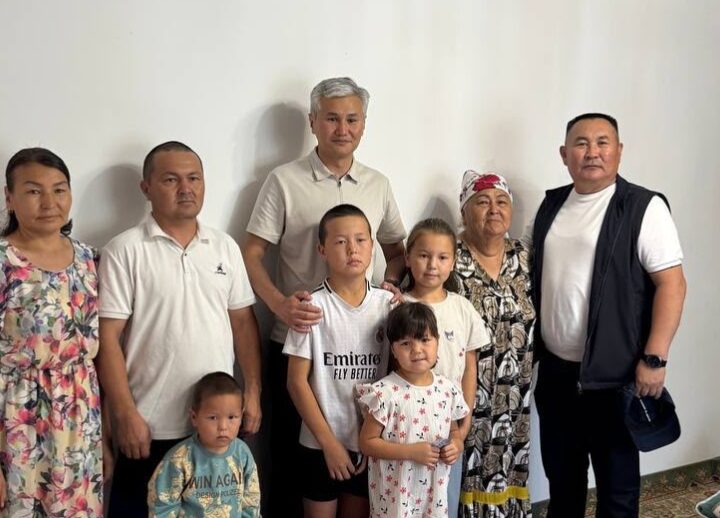 Ұлытау облысының әкімі Қарсақбайға қоныс аударған отбасының тұрмысымен танысты