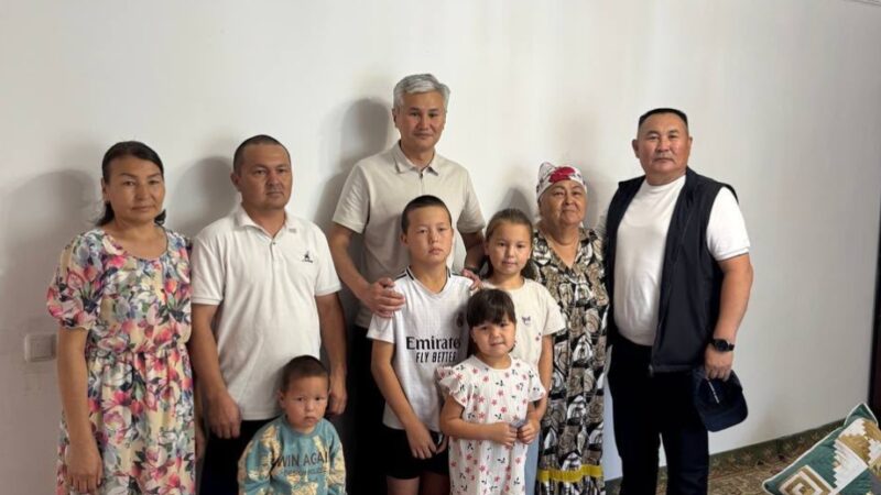 Ұлытау облысының әкімі Қарсақбайға қоныс аударған отбасының тұрмысымен танысты