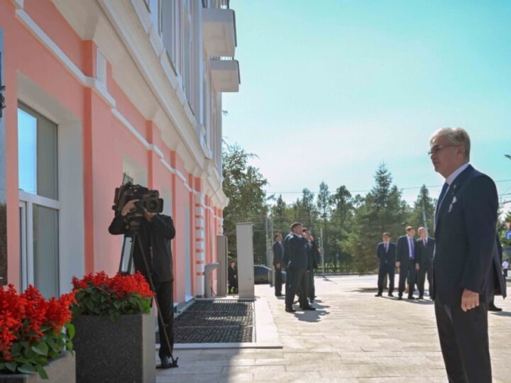 Мемлекет басшысы майдангер Кемел Тоқаевқа арналған ескерткіш тақтаға гүл шоғын қойды