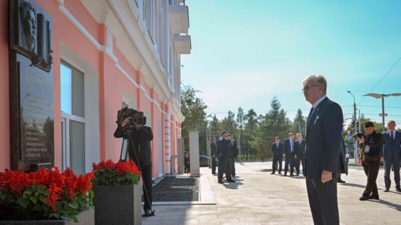 Мемлекет басшысы майдангер Кемел Тоқаевқа арналған ескерткіш тақтаға гүл шоғын қойды