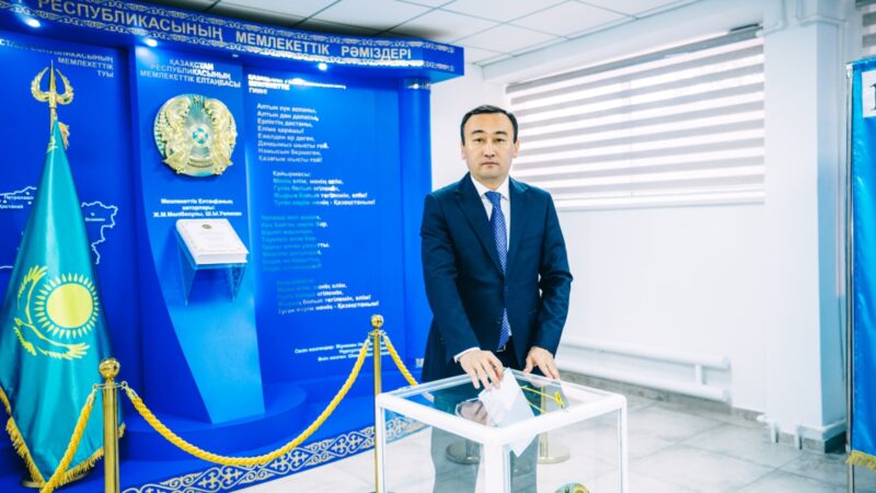 Ұлытау облысының әкімі Есет Байкен сайлауда дауыс берді