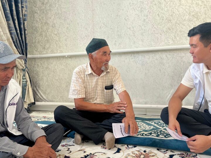 Кандидат «Есіктен есікке» акциясын өткізді