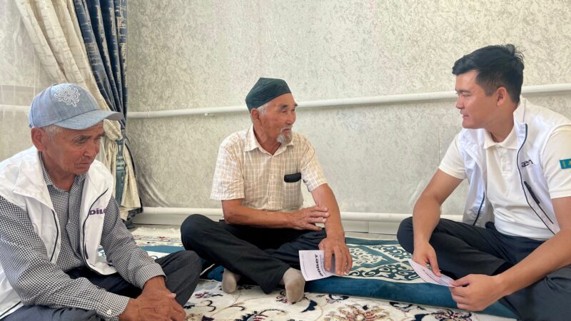 Кандидат «Есіктен есікке» акциясын өткізді