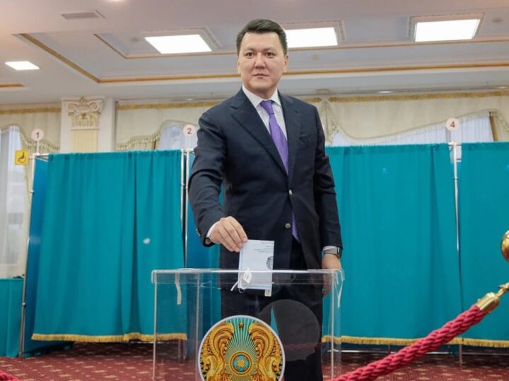 Ерлан Қарин Құрылтай сайлауында дауыс берді