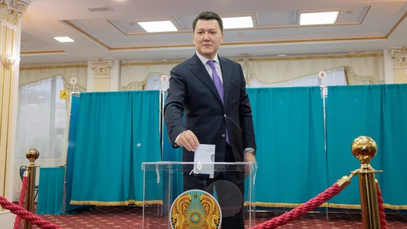 Ерлан Қарин Құрылтай сайлауында дауыс берді