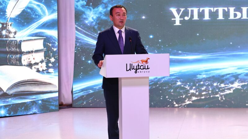 Үздік ұстаздарға 1 миллион теңге: Ұлытауда педагогтарға құрмет көрсетілді