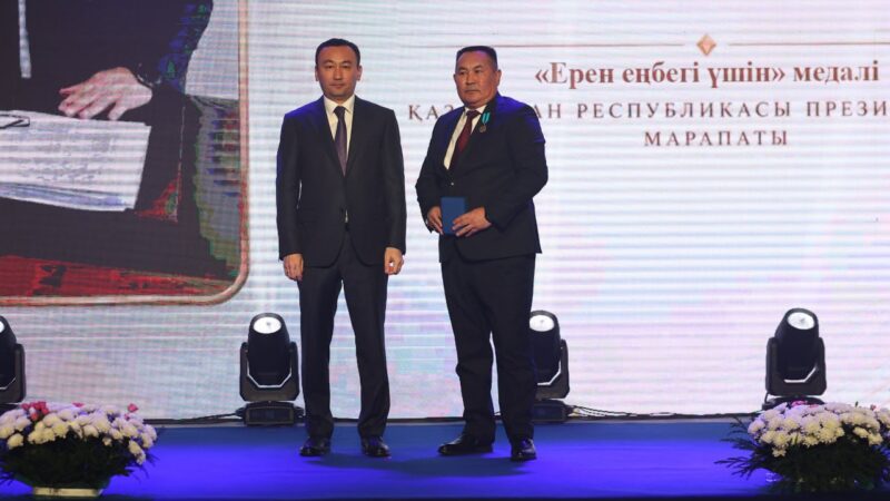 Ұлытауда Республика күні қарсаңында мемлекеттік наградалар табысталды