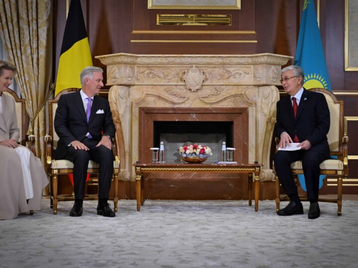Әуежай залында Қазақстан Президенті құрметті қонақтармен аз-кем әңгімелесті