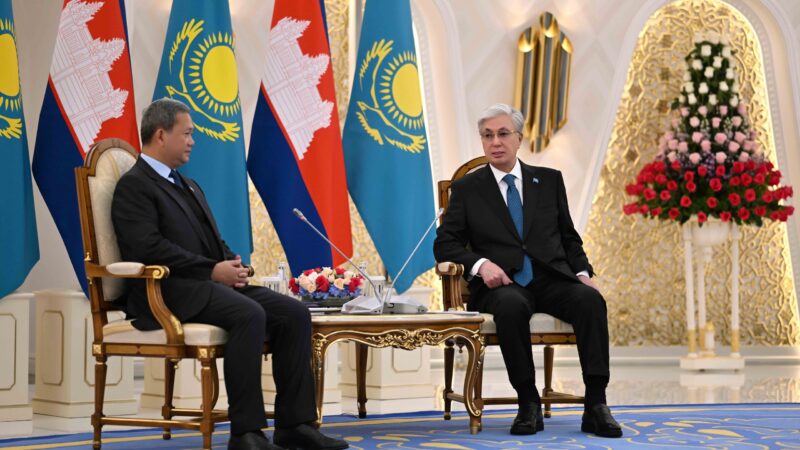 Мемлекет басшысы Қасым-Жомарт Тоқаев пен Камбоджа Премьер-Министрі Хун Манет шағын құрамда келіссөз жүргізді