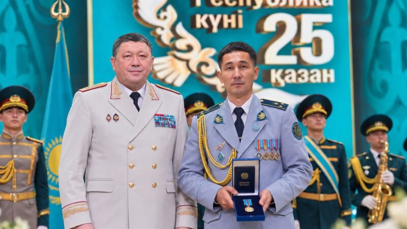 Төрт адамның өмірін сақтап қалған жезқазғандық полицей «Ерлігі үшін» медалімен марапатталды